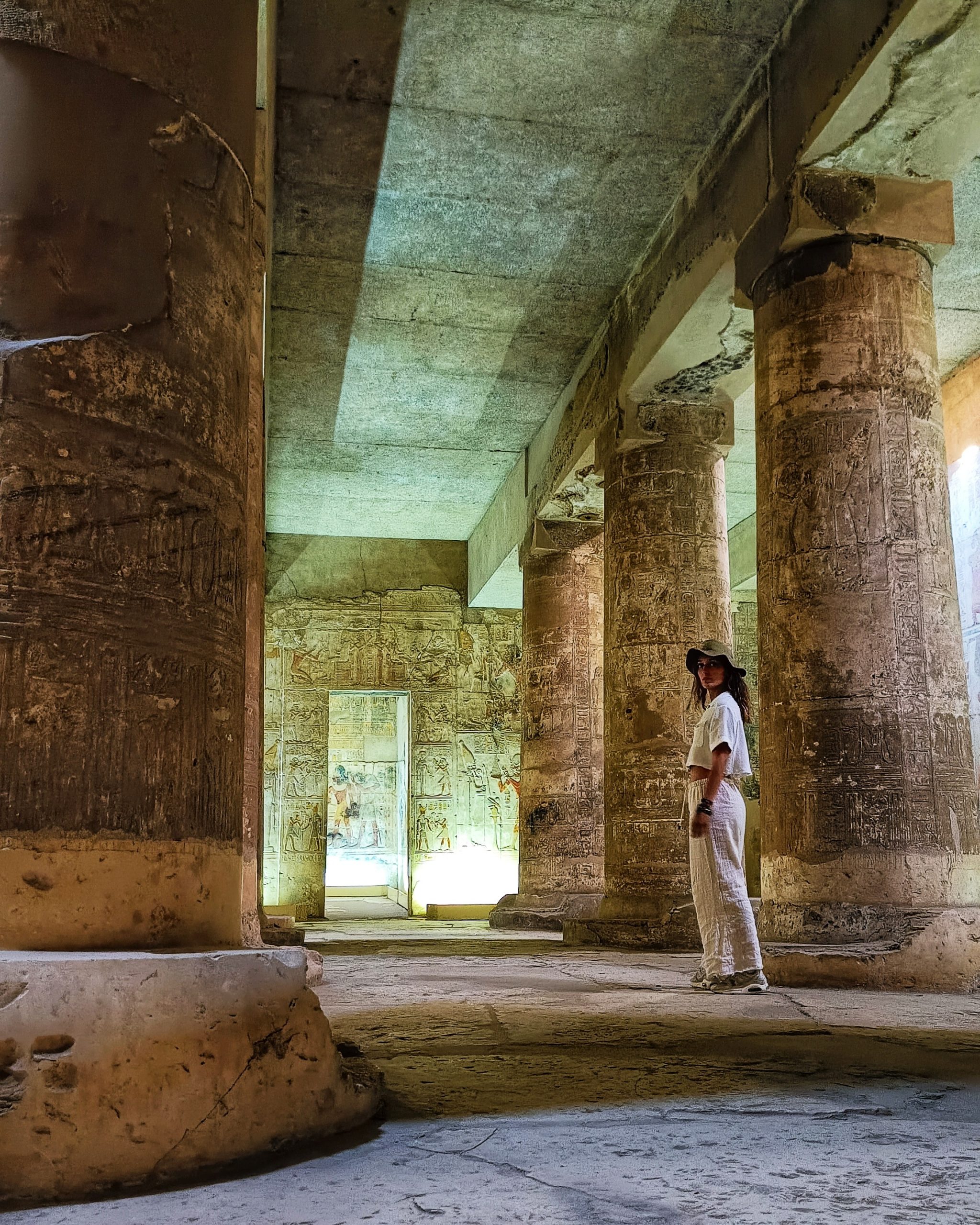 Foto en el templo de Abydos, Egipto. Viajar sola en Egipto.