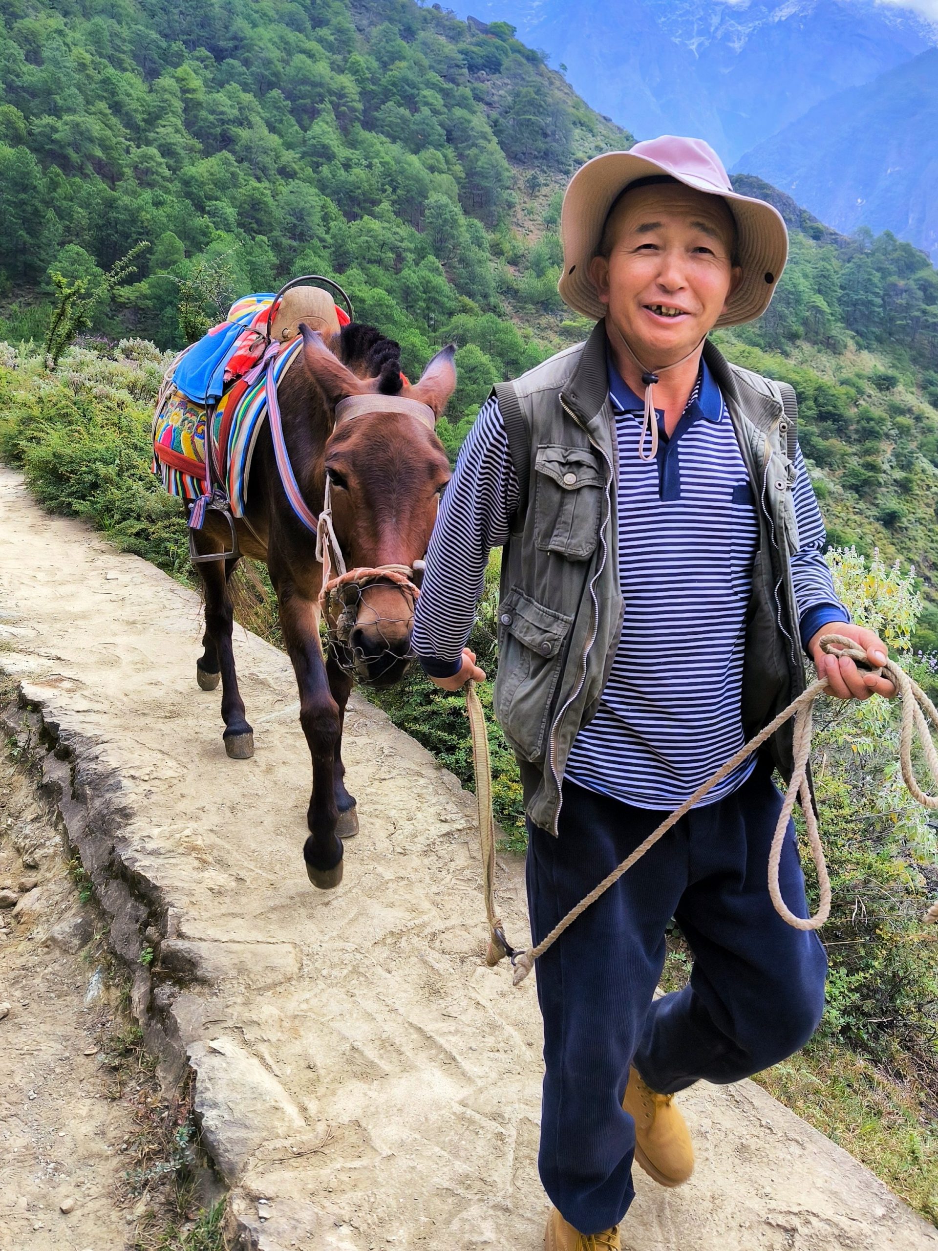 Señor local ofreciendo llevarnos en burro en el trekking de la garganta del salto del tigre
