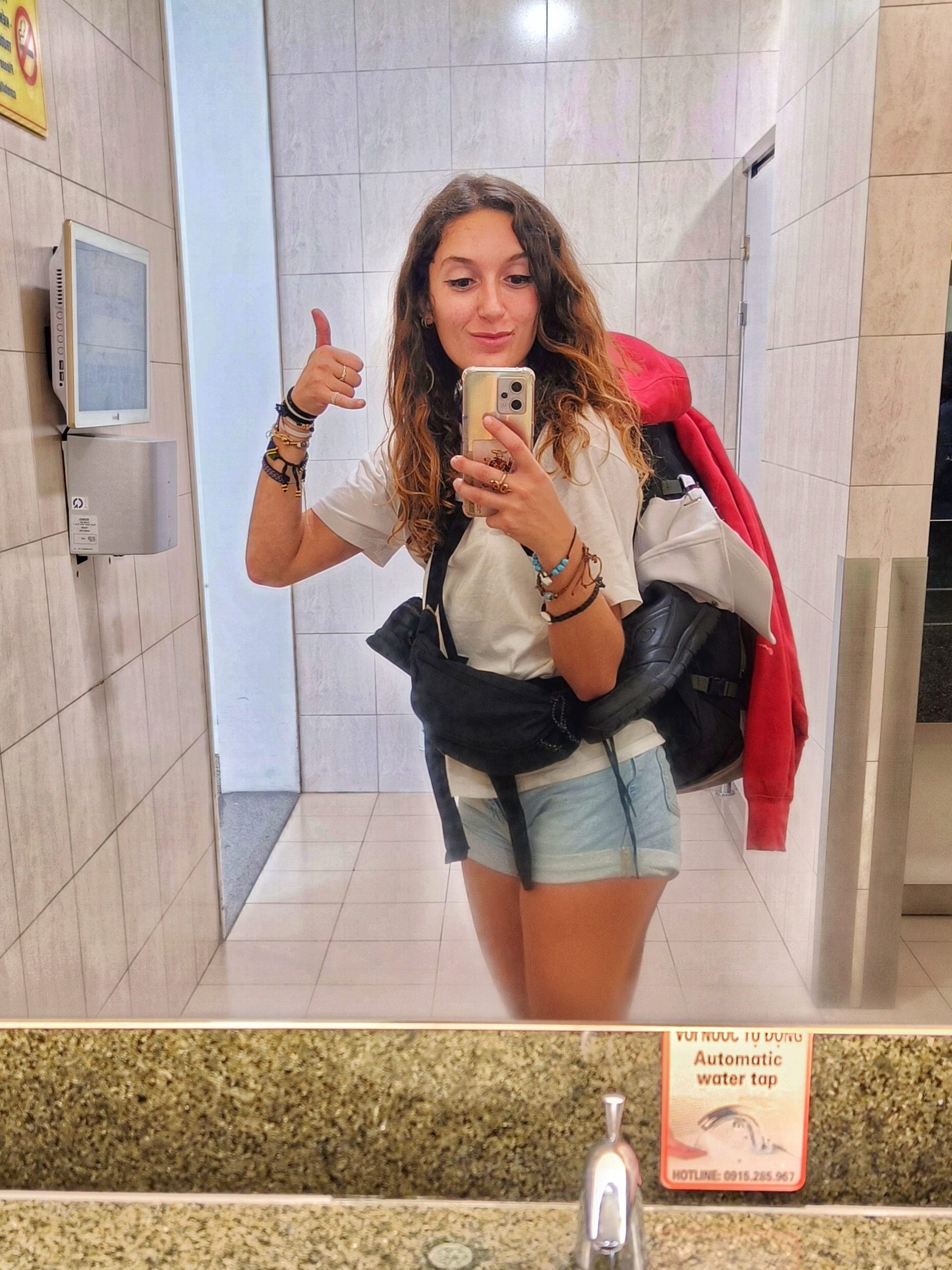 Foto con mi mochila de 40L en el aeropuerto de Vietnam. Mochila del decathlon