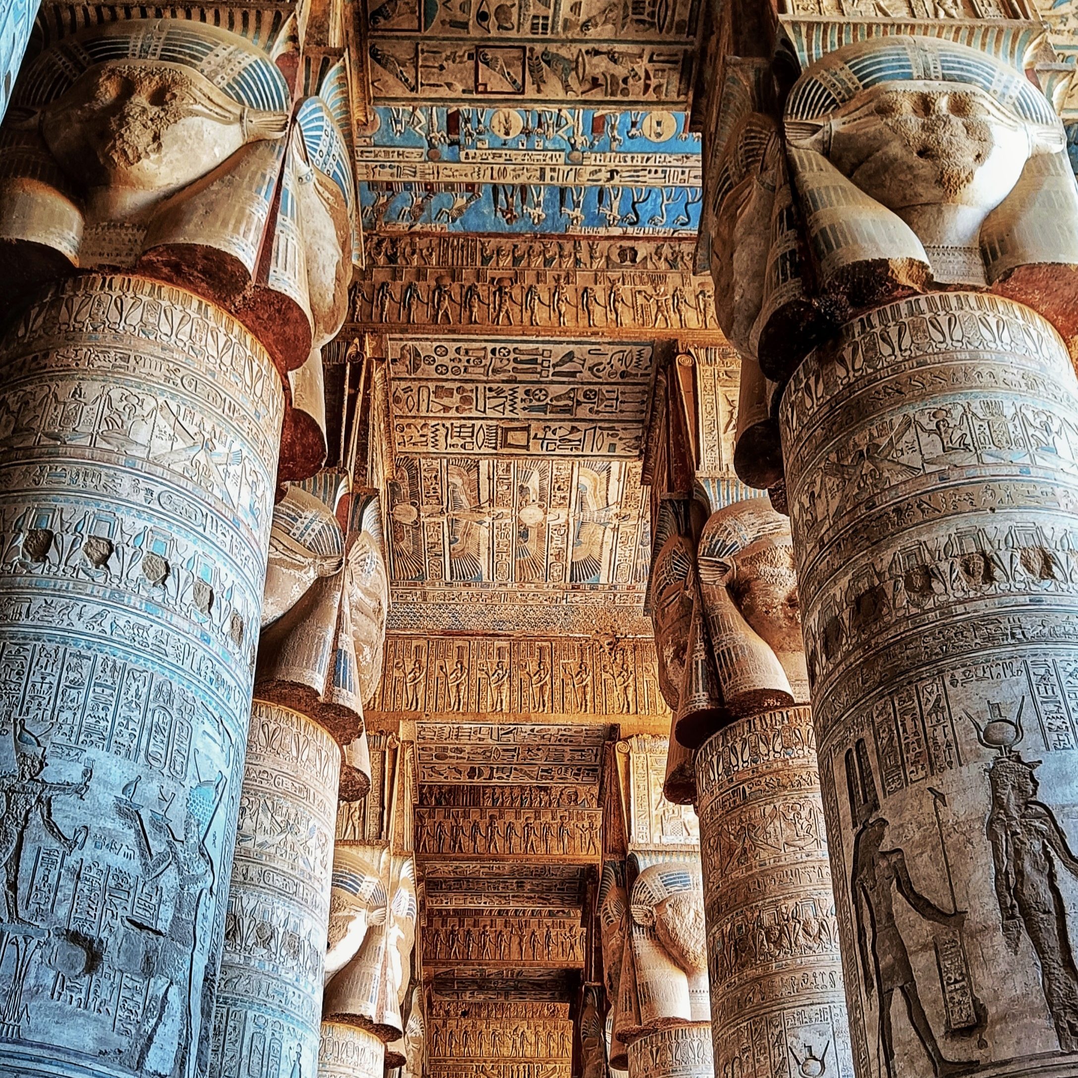 Impresionante templo de Dendera en Egipto en honor a la diosa Hathor. Contruido por Ptolomeo XII y Cleopatra VII. Es uno de los templos mejor conservados de Egipto, los colores son una pasada. Puedes ir haciendo una excursion de un día desde Luxor.