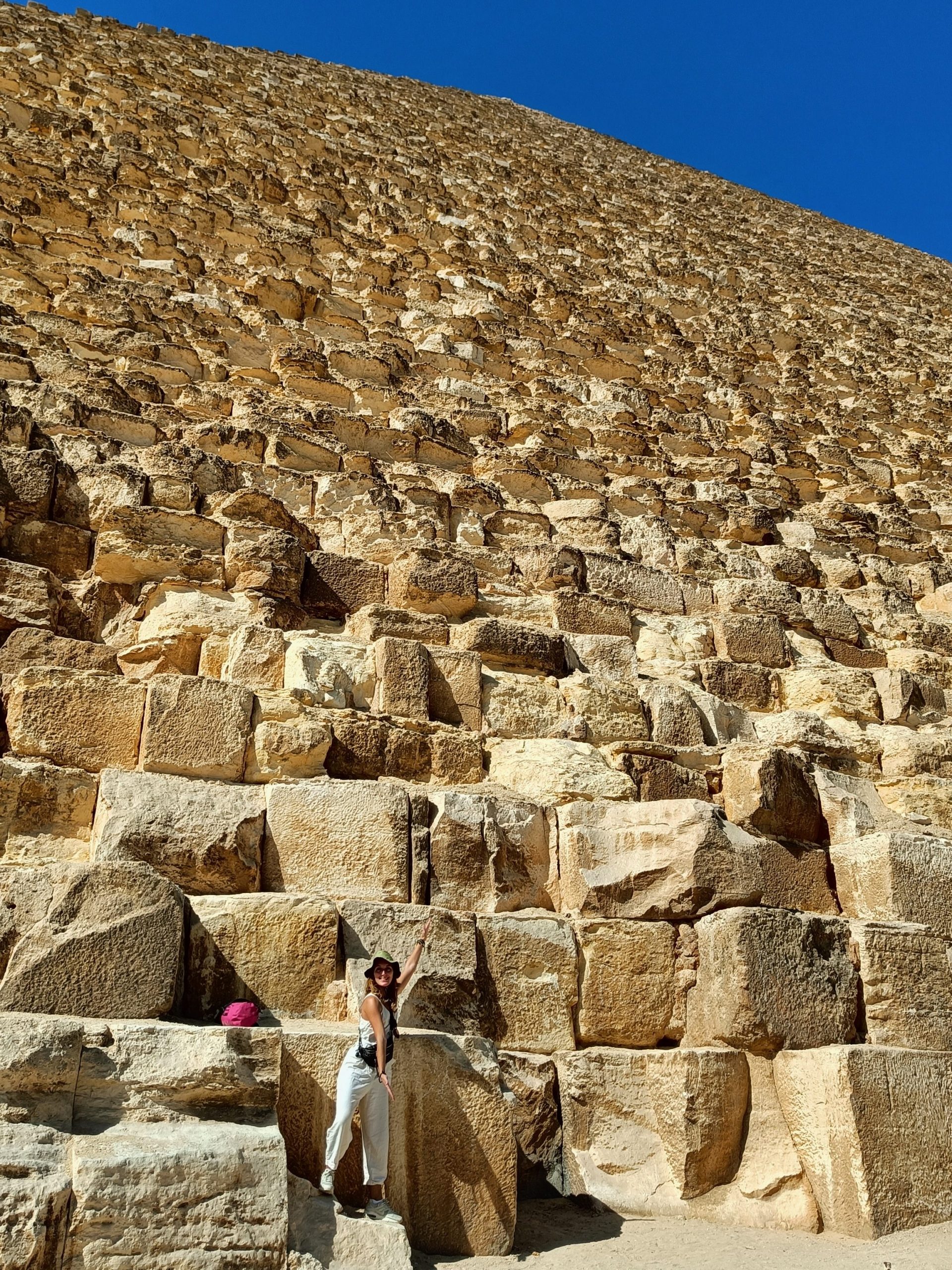 Las pirámides de Giza en Egipto están construidas con bloques enormes de piedra. En la foto de puede ver que cada bloque mide de alto como una persona. Son sin duda una maravilla del mundo.