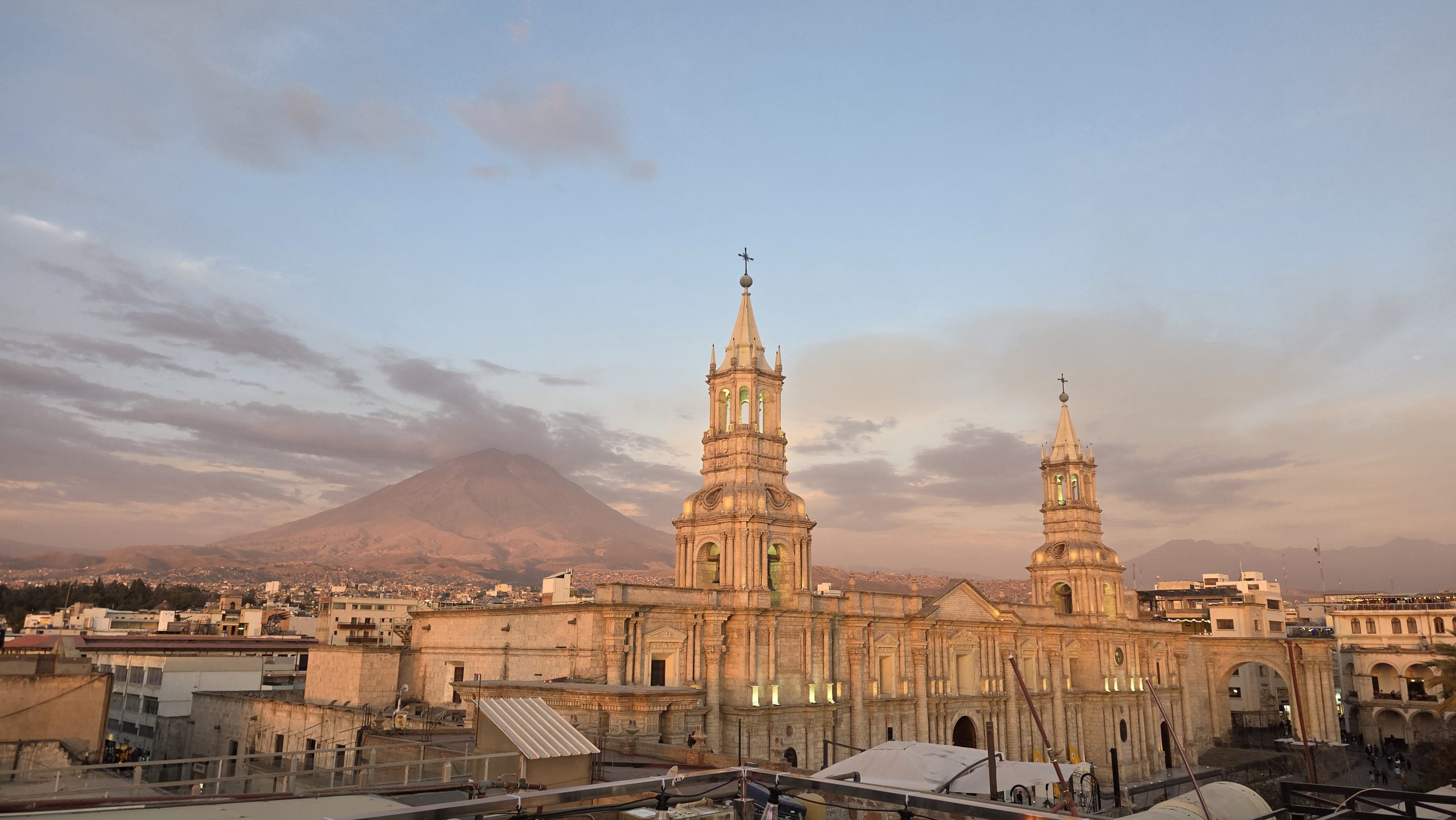 Catedral de Arequipa al atardecer con volcán de fondo