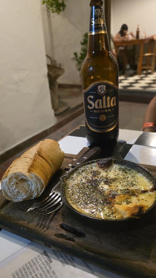 Cena Provolone Salta Argentina cerveza