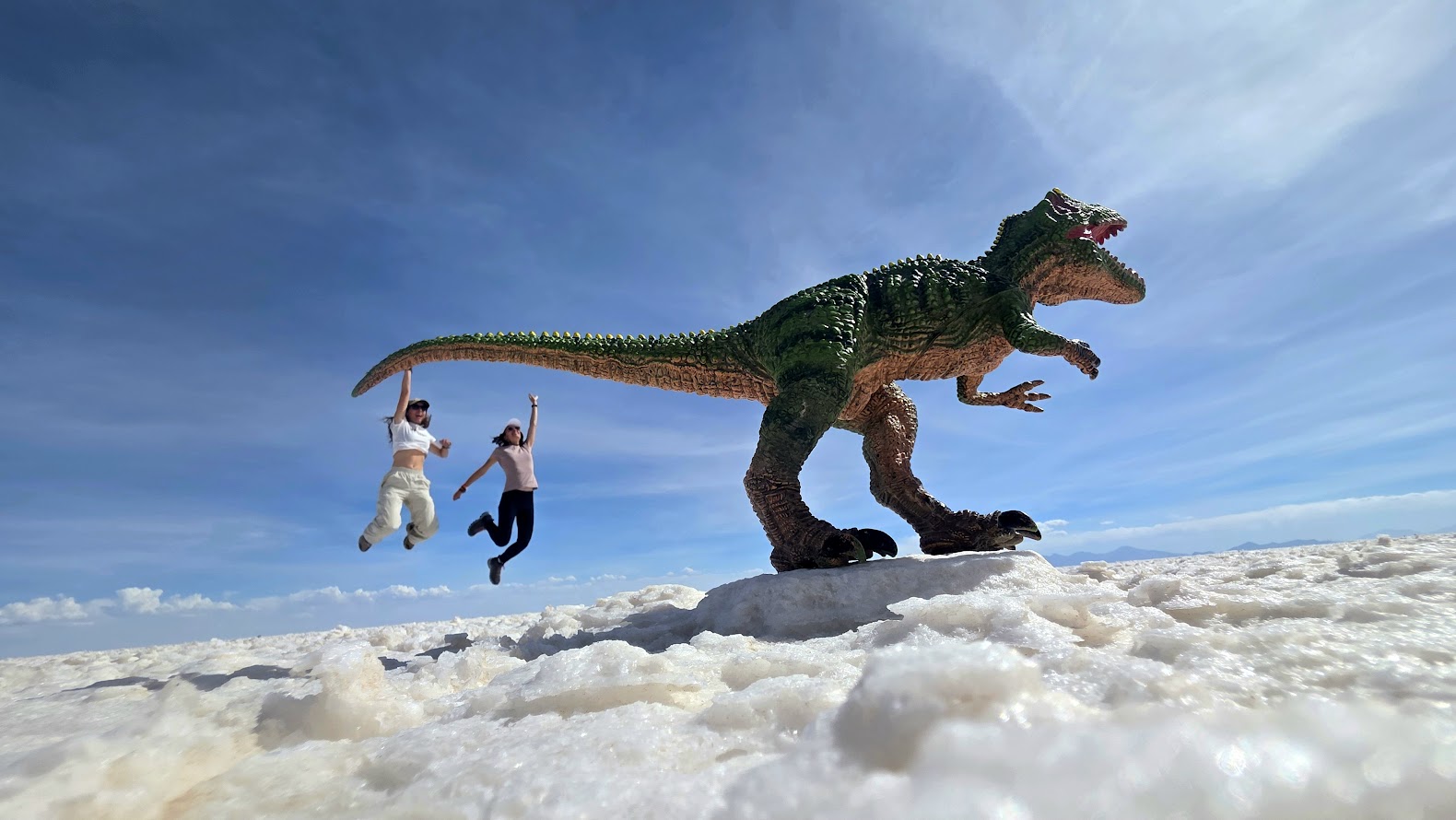 Salar de Uyuni, Bolivia. Foto saltando con dinosaurio